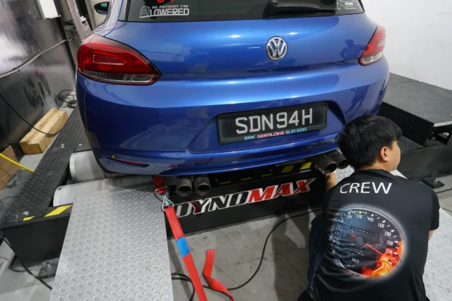 4000 series — rear tie-down setup with a technician
